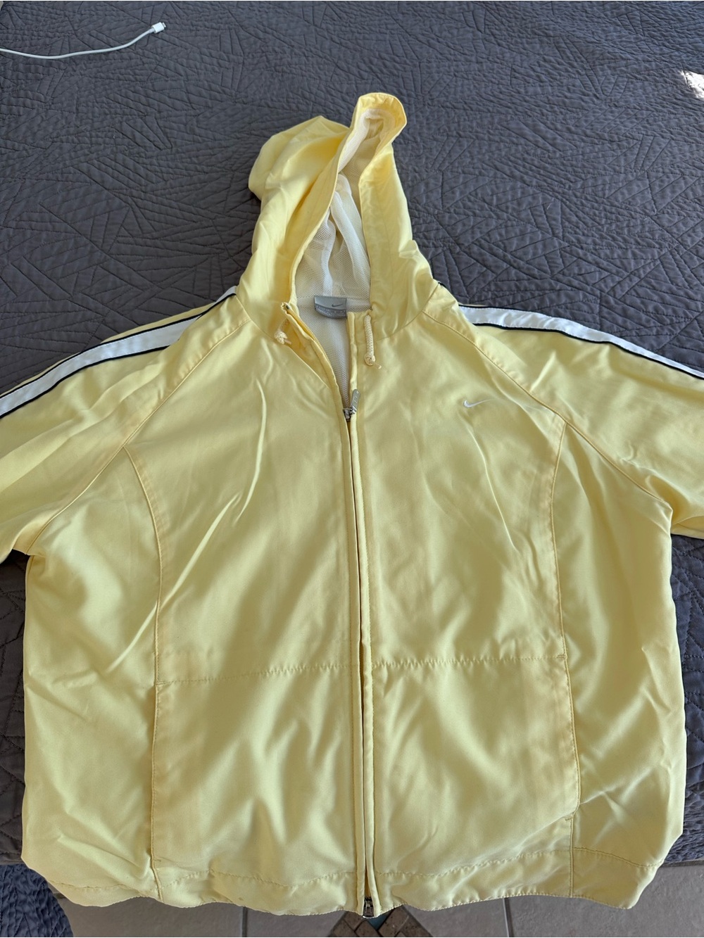 Nike Kids Yellow Light Jacket, fits like a women’s small, cool vintage